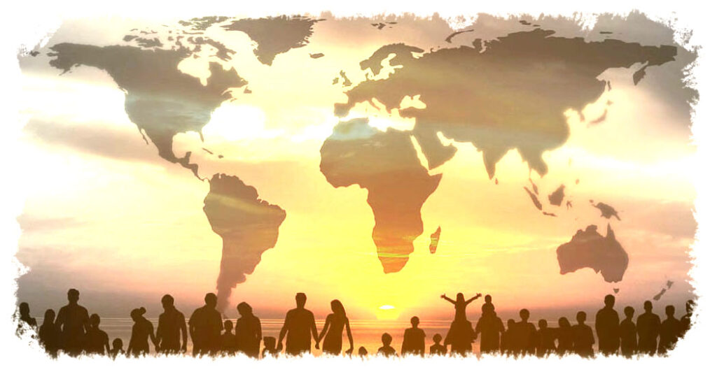 Vor Sonnenaufgang stehen viele Menschen, halten einander an den Händen. Grafisch ist eine Weltkarte über den Himmel gelegt.